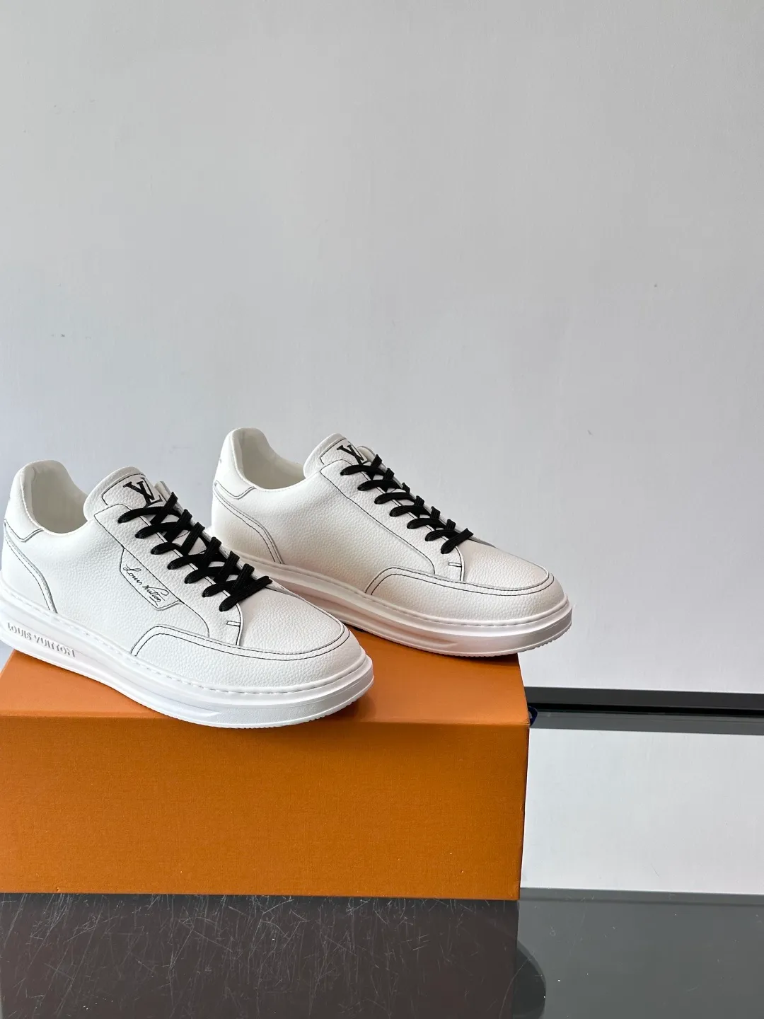 Men's men's shoes 💰p380 "＊OUIS ＊UITTO＊" casual sneakers, made of high-quality cowhide grain leather, with black laces, simple and high-end! LV Logo + classic Monogram lines on the side of the shoe, full of details✨. The rubber soles are wear-resistant and have strong traction, making them suitable for daily commuting and leisure. The shoe last fits the shape of the foot, making it comfortable to wear and not tiring after long walks. It is extremely versatile and can be easily worn with jeans or casual pants. It is a must-have item for men's fashion! 🖤 ​​size：38-44